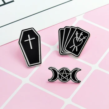 XEDZ metal emaye pin üçlü ay tabut hançer poker büyücülük yaka iğne goth siyah punk nötr sırt çantası rozeti broş hediye
