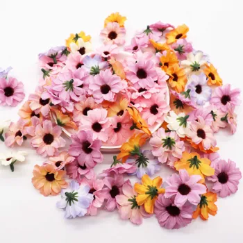 50 Adet 4cm Renkli Papatya çiçek başları Mini İpek yapay çiçekler Çelenk Scrapbooking Ev Düğün Dekorasyon